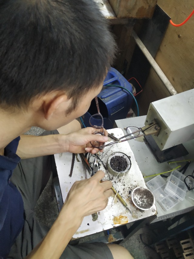 眼镜框铰链怎样维修,眼镜框铰链断了能修么