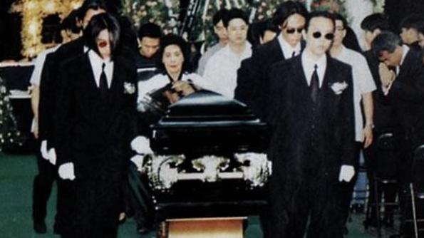 31岁黄家驹跌落舞台身亡，前女友灵前大哭，胞弟：少猫哭耗子