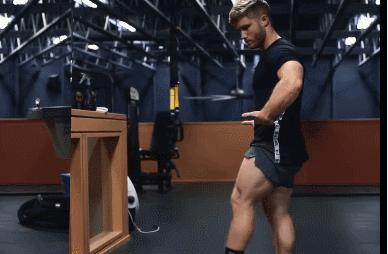 股四头肌：“我也不想这么凸出，谁让臀大肌和腘绳肌不争气呢！”