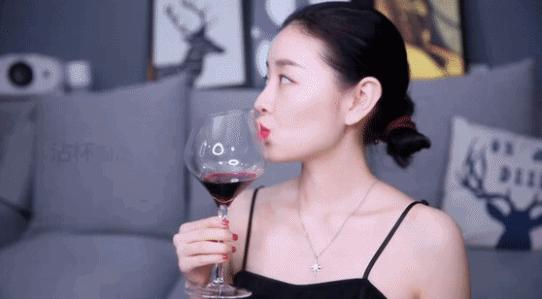 戚薇推荐的红色口红,最近戚薇晒出一款小金条口红