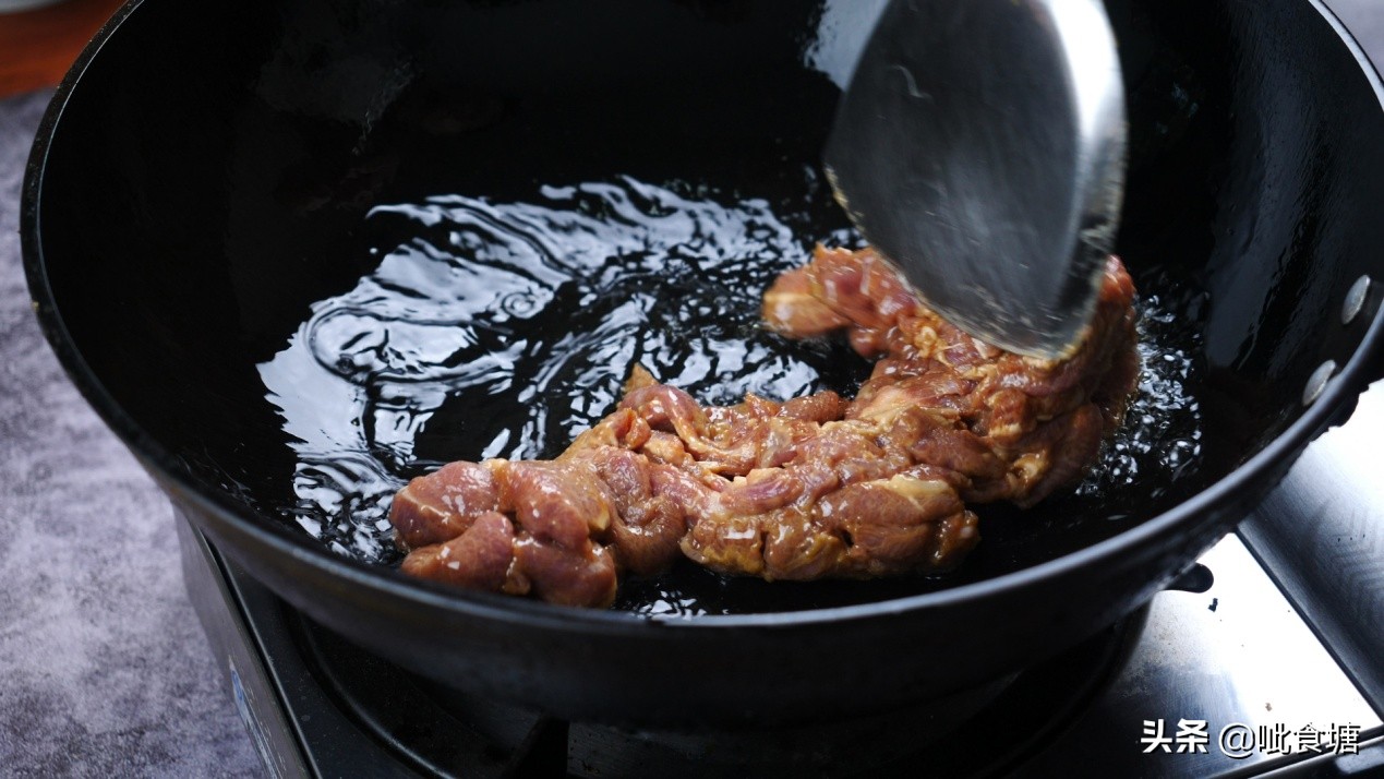 羊肉不腌烤几分钟,湘菜羊肉怎么炒才会更嫩爆炒羊肉