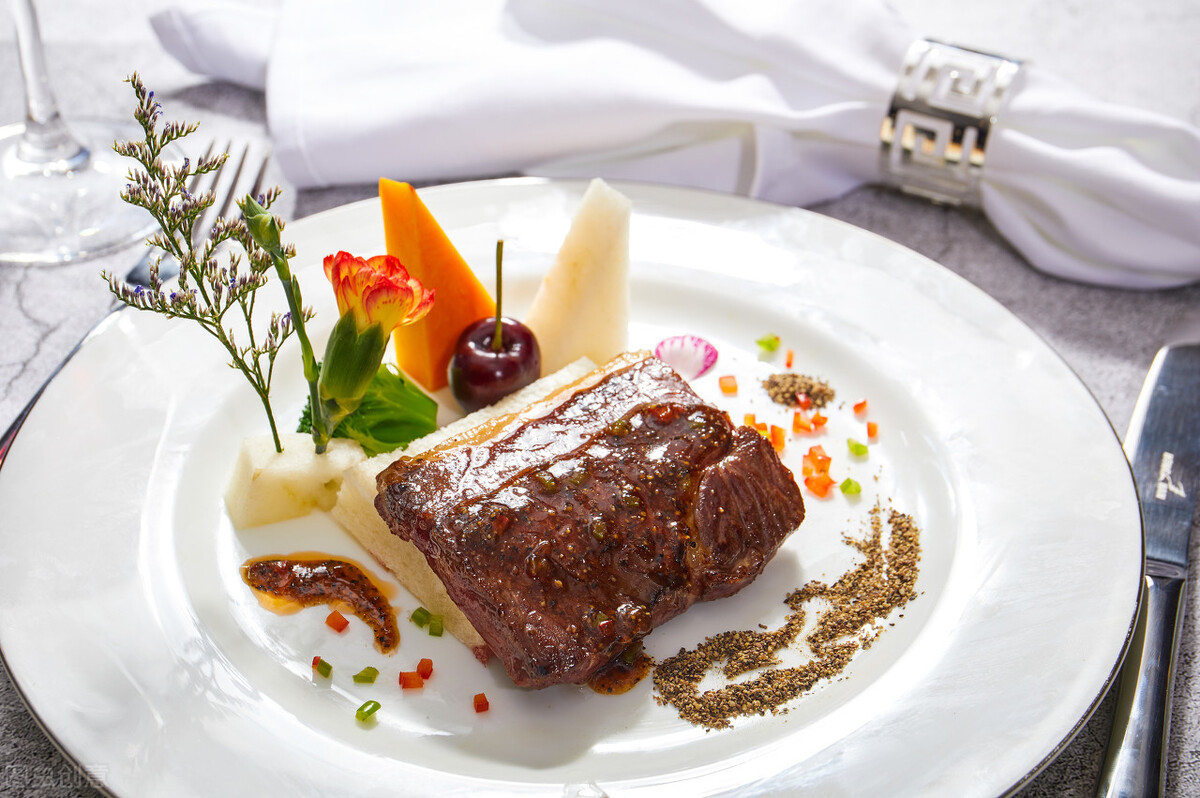 喝红酒吃什么小吃最佳搭配,晚上喝红酒和什么食物是最佳搭配