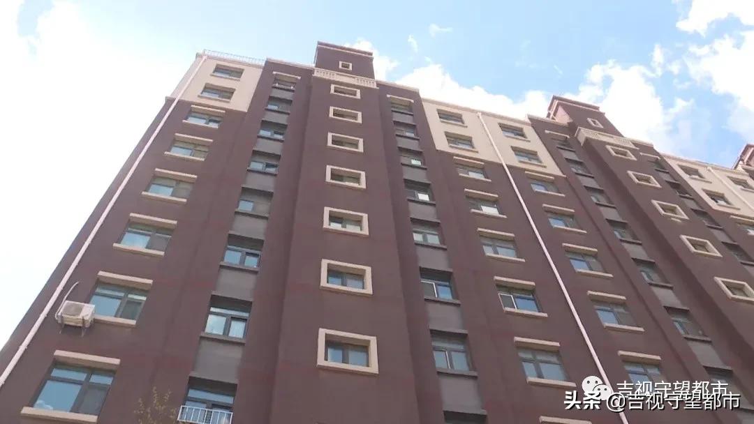 前任房主欠的物业费谁来交,前任欠物业费新房主装修受阻挠