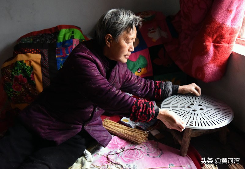 晋南农村妇女用“公鸡豆豆”做箅子，纯天然材料制作，不粘锅