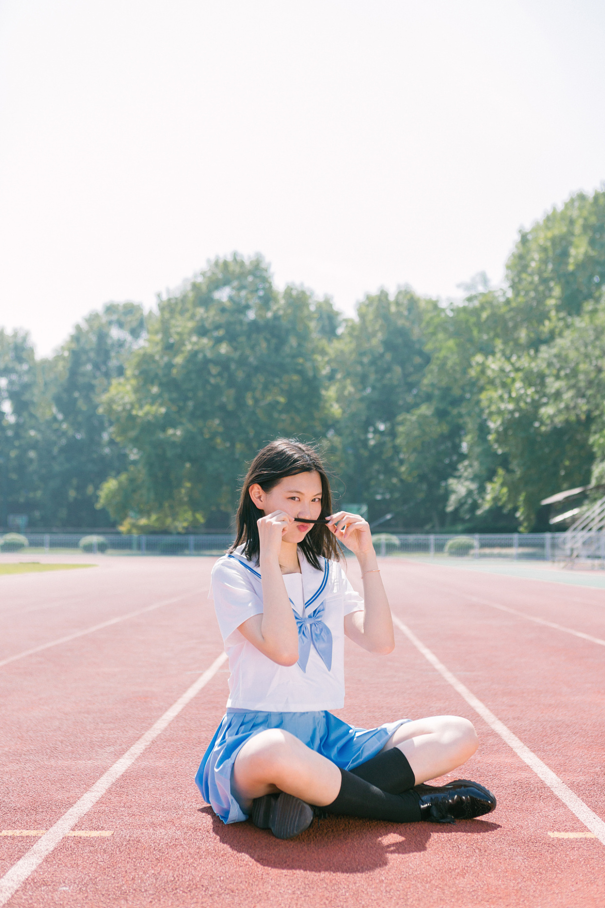 学院风草地怎么拍照姿势好看,校园风拍照姿势大全