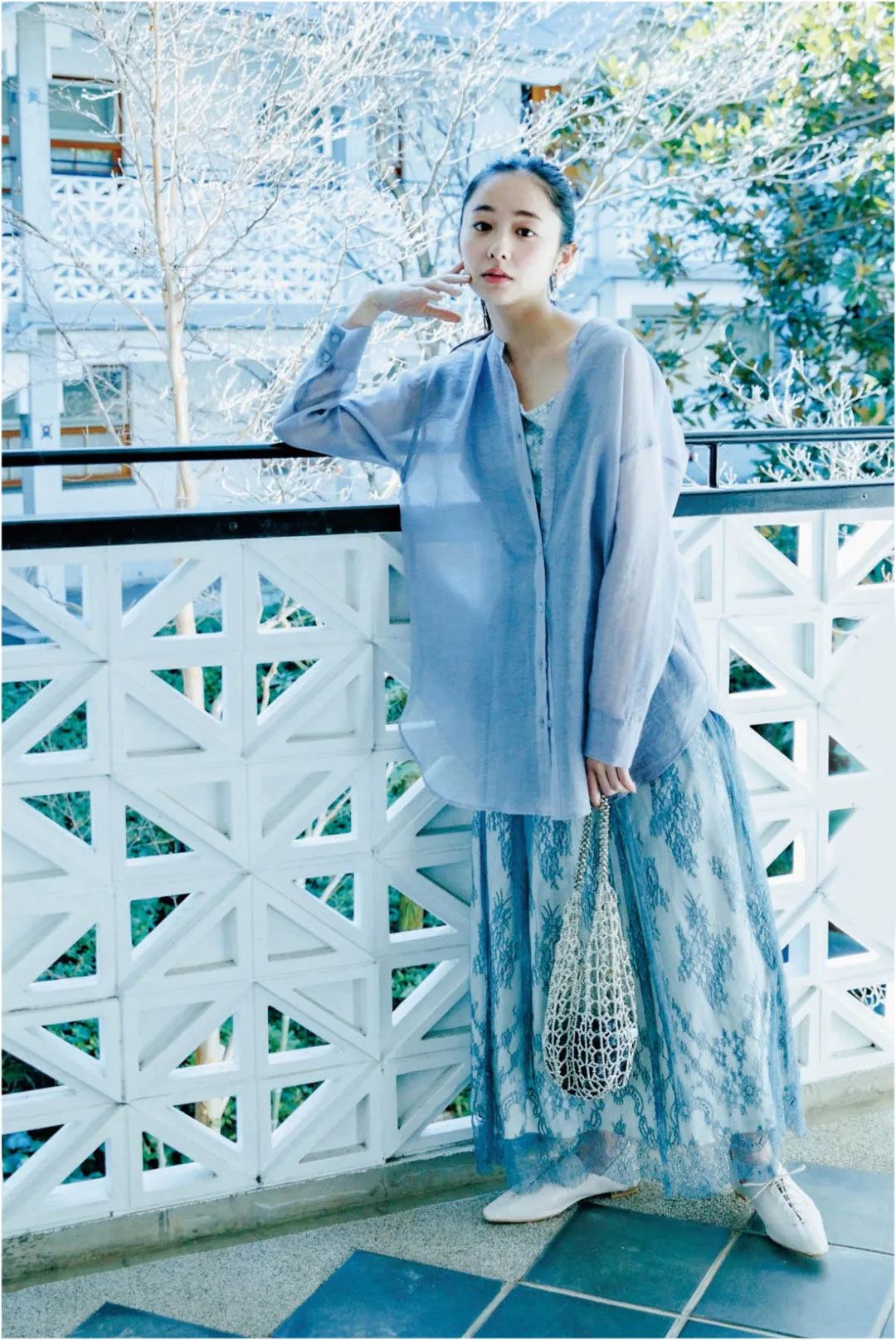 风衣搭碎花裙怎么搭配图,碎花裙搭配乐福鞋好看吗