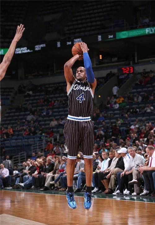 中距离，昂扬不灭——说说篮球场上最古典的*局破**艺术