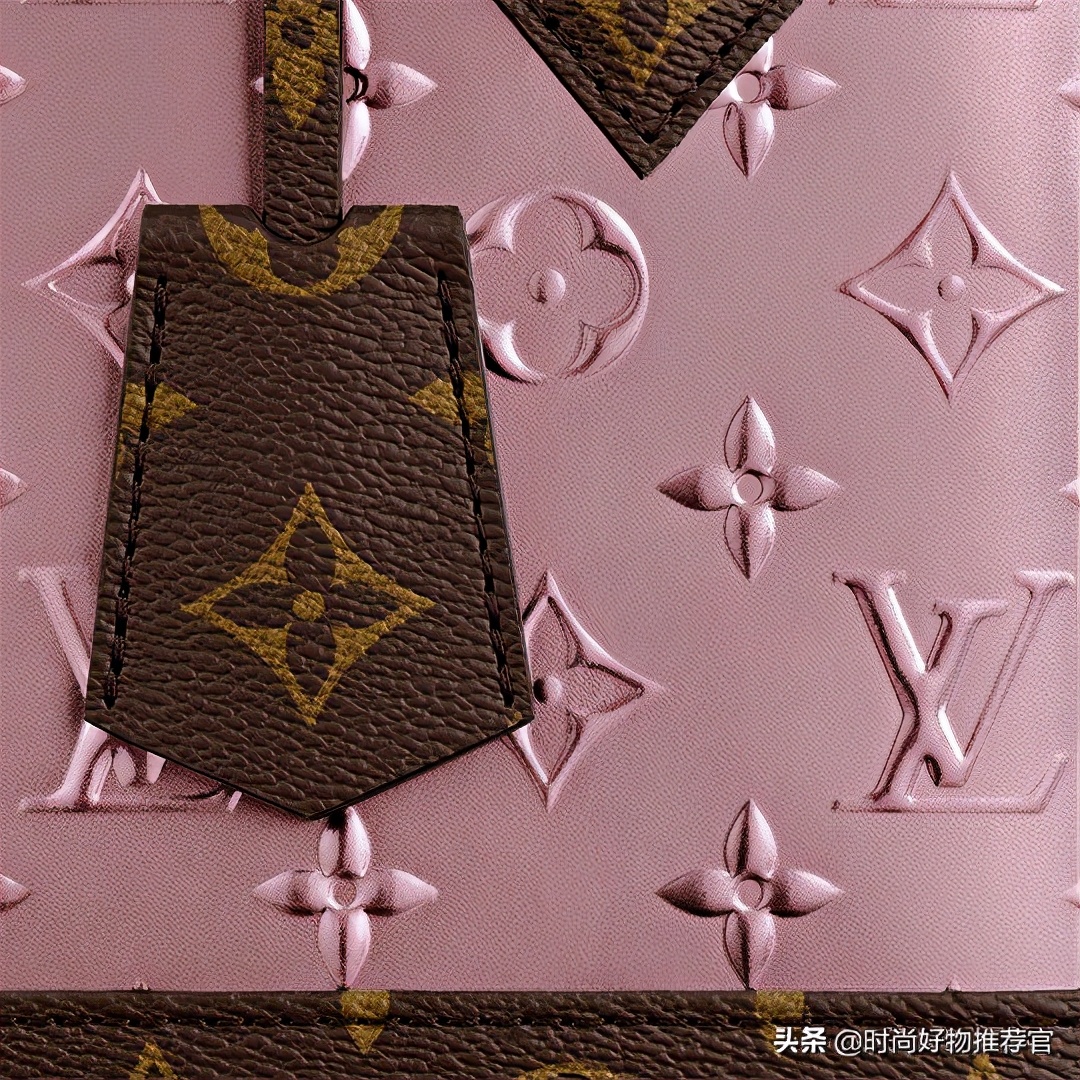 lv黑色牛皮压花邮差包新款有链条,lv新包真皮包