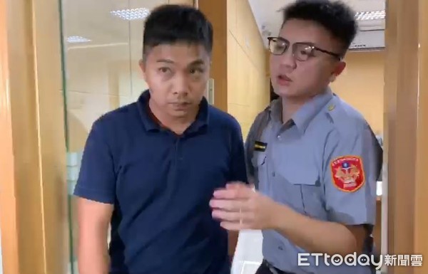 蔡英文特勤吴宗宪已*私走**8年！两“少校”全程认罪