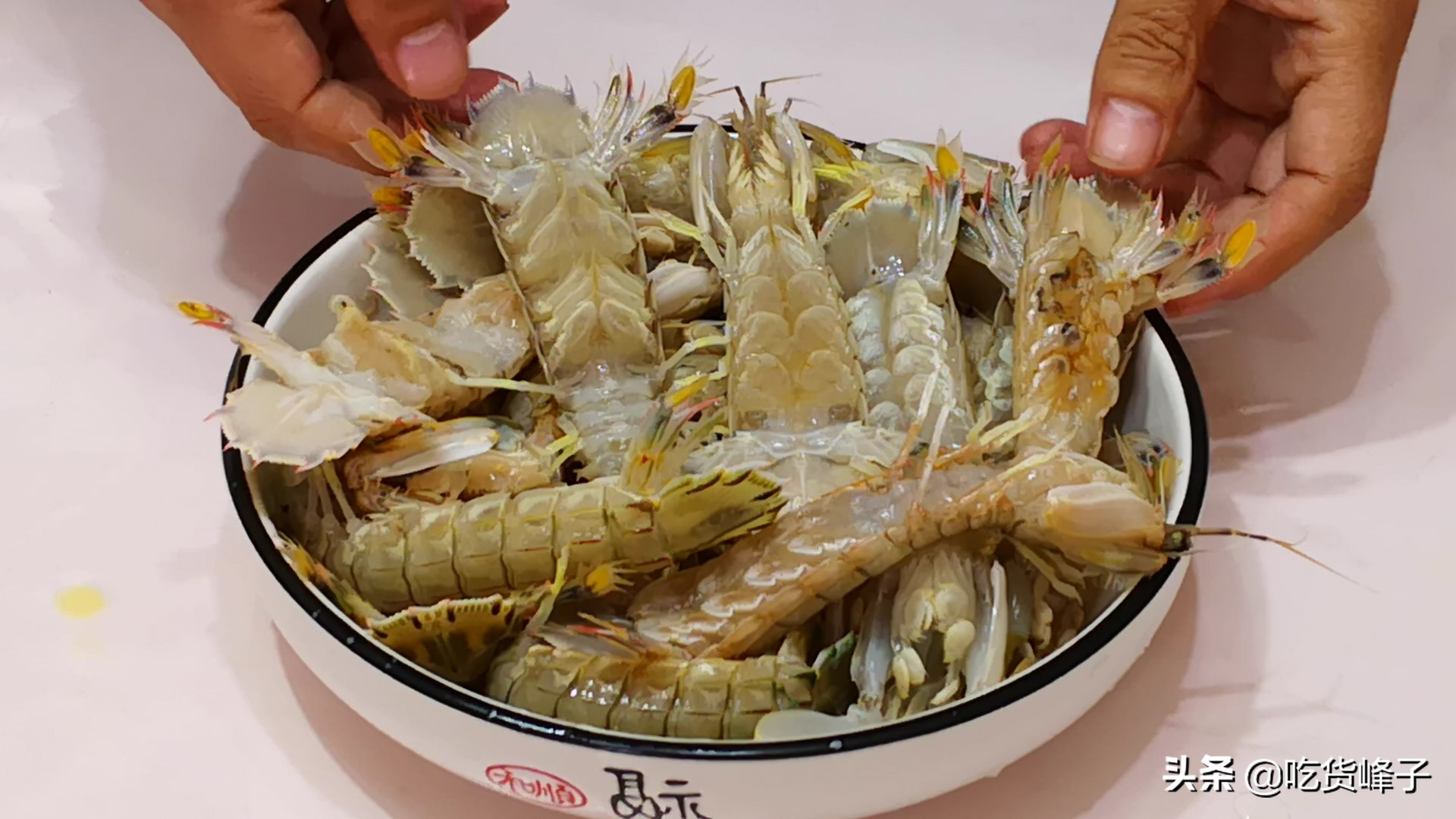 爱吃皮皮虾的要留意了，秋冬的皮皮虾能吃吗？教你一招，轻松扒虾