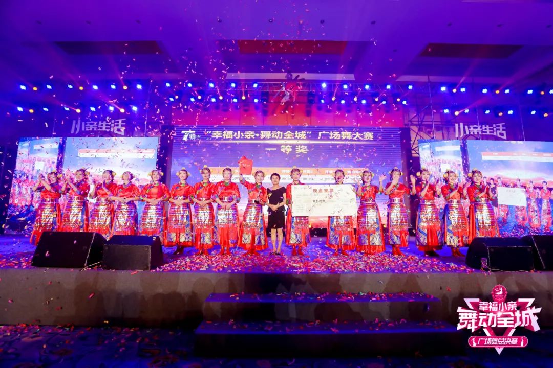 大妈们参加广场舞比赛,春晚广场舞比赛