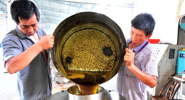 自榨油和超市油哪个安全,桶装油和自榨油哪个好