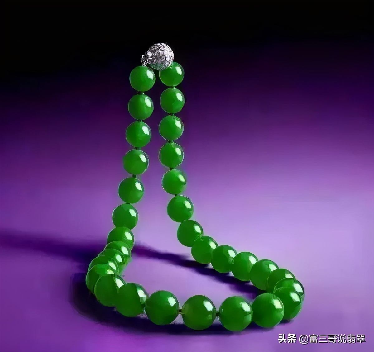 一条翡翠链子价格,一条深色翡翠珠链大概要多少钱