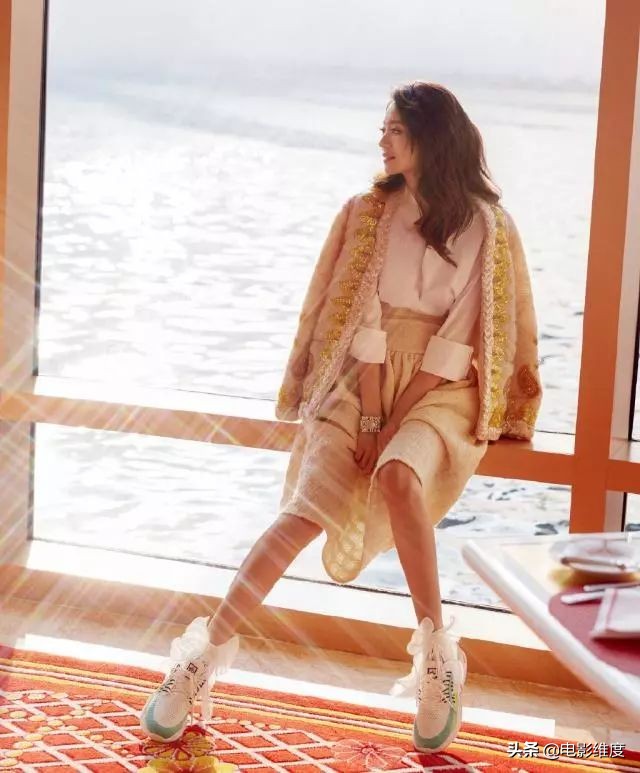 39岁安以轩近照，造型百变可甜可盐，这哪是刚生完孩子的辣妈啊？