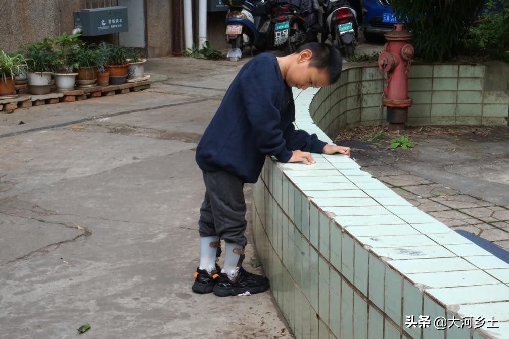 8岁男孩半夜熟睡啼哭,8岁男童不自觉的跟哭泣似的