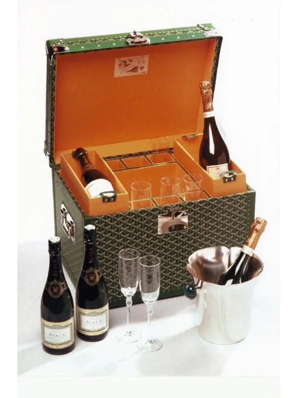 用“沉默”代言的rapper时尚爱物，“人间种草机”王菲超爱背的包