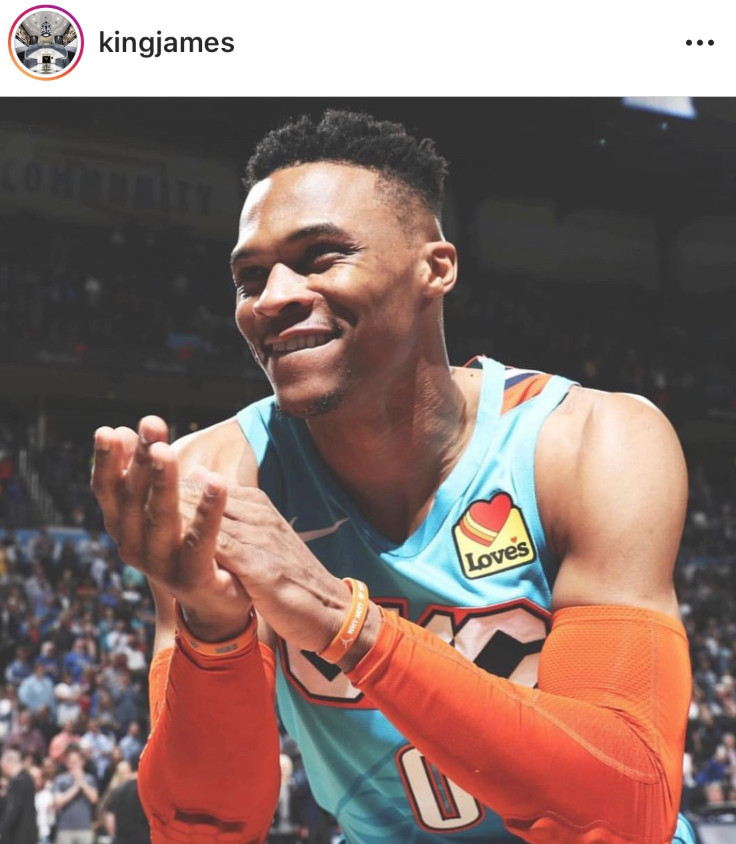 罗志祥女友坐在詹姆斯身旁让人羡慕，老詹公开招募自由球员加盟