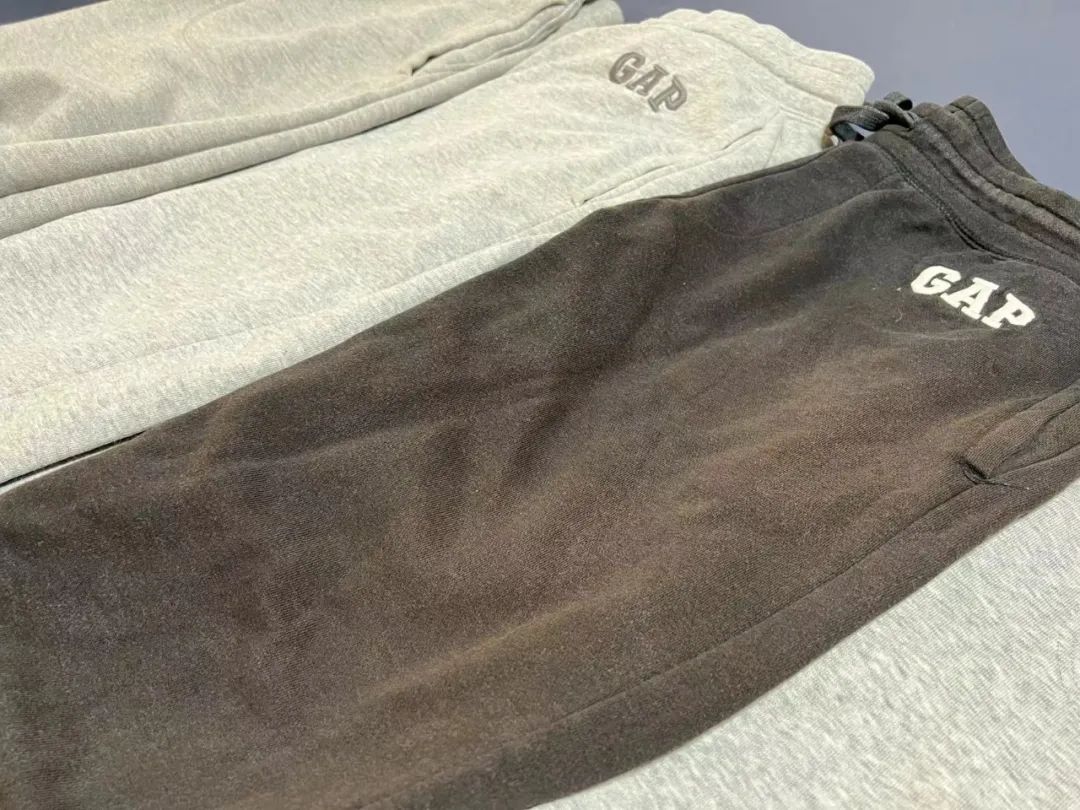 每个人的衣橱里都有一条灰色卫裤,每个人是不是都有一条灰色卫裤