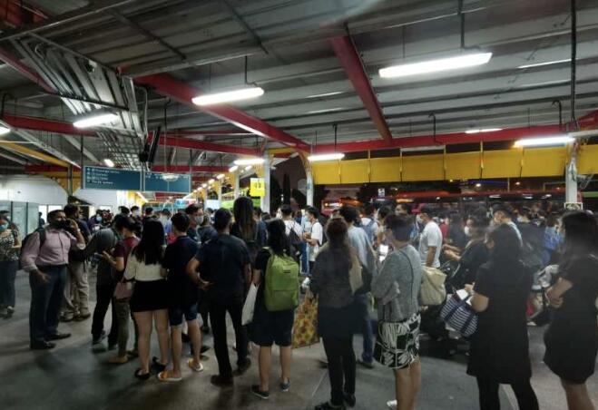一大波视频+动图，带你感受地铁大瘫痪后的新加坡人人从从从众