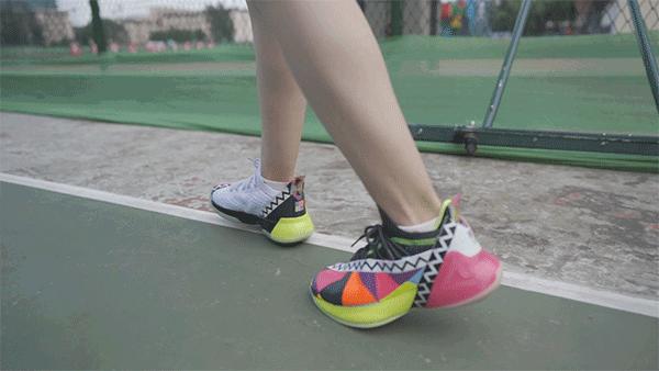 小姐姐上脚的鞋,帕克上脚篮球鞋