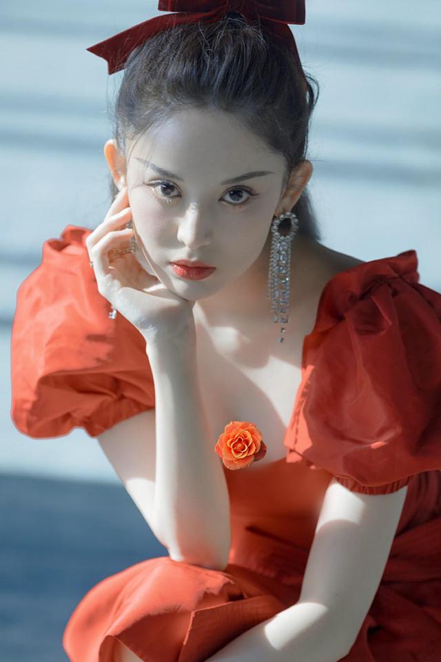 娜扎黑色深v吊带裙完整版,娜扎黑色深v吊带裙路人视角