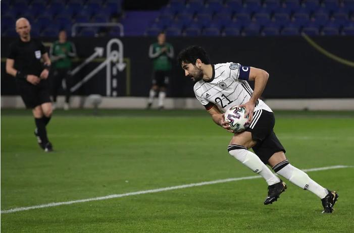 2-1，超级大冷门！德国队沦为最大的笑柄，昔日鱼腩队反超国足