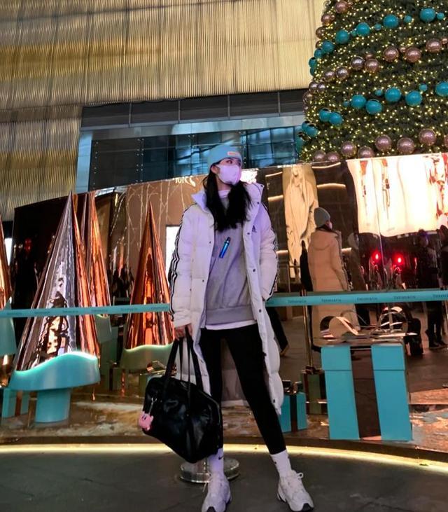 长羽绒服鲨鱼裤的穿搭,长款羽绒服鲨鱼裤冬季穿搭