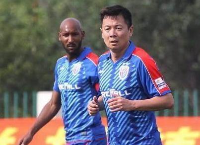 踢球的胖子,足球场上的胖子