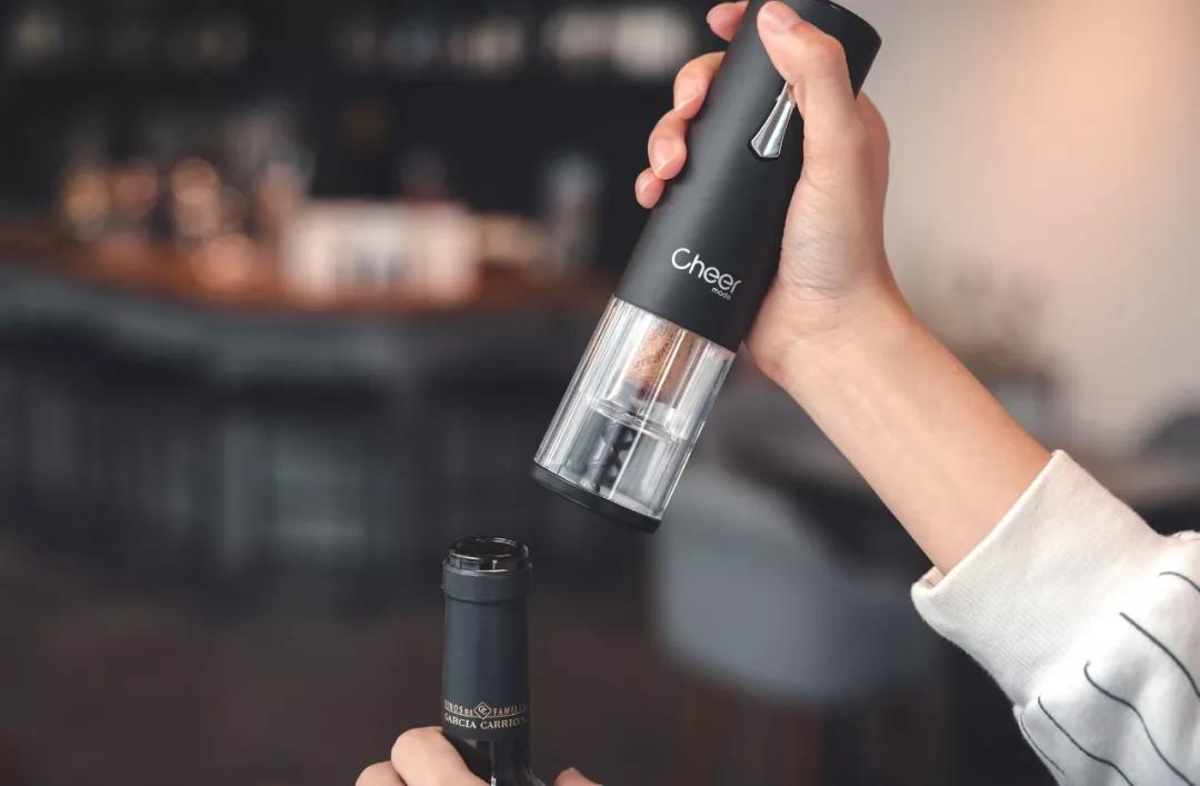 开红酒神器毫不费力的就开动了,有没有不用开瓶机打开红酒的方法