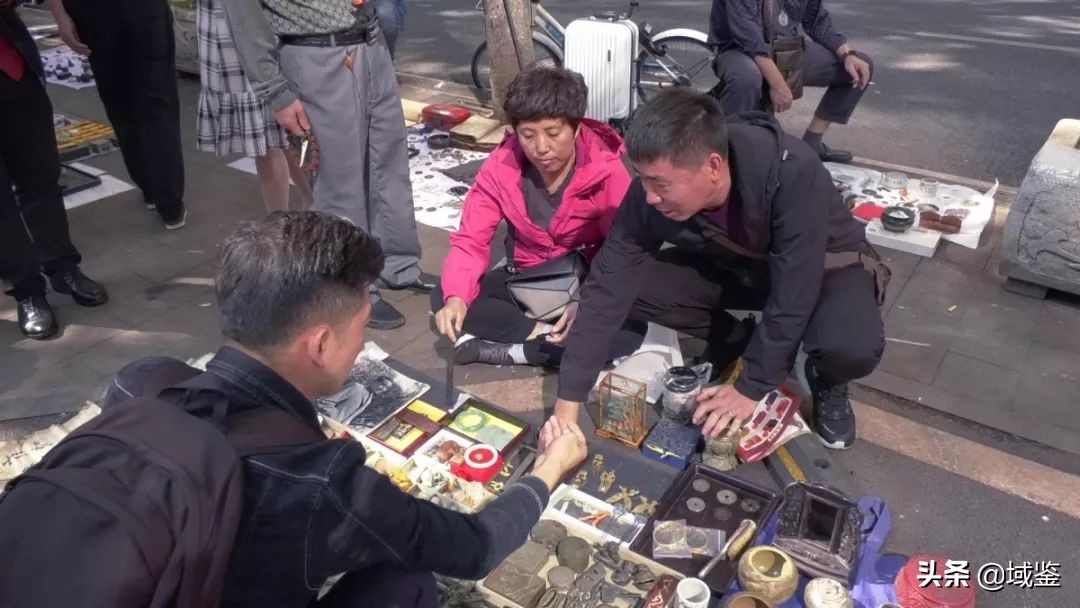 帅气主播地摊淘黄铜墨盒，遇上爽快嫂子给实在价