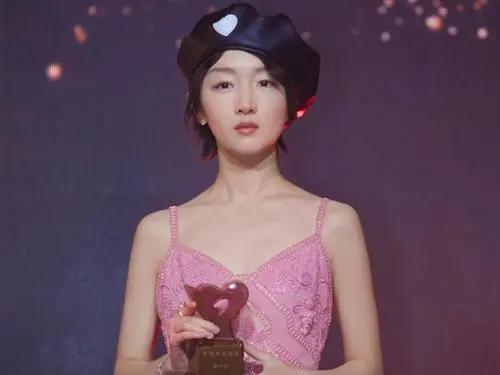 周冬雨戛纳受访惊艳,周冬雨官宣后首次亮相