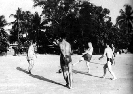 超级球迷：毛*东泽**踢门将，陈毅踢前锋，贺龙一气之下解散国足