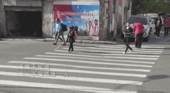 狠心爸爸“抛弃”失明女儿，背后真相令人泪崩......