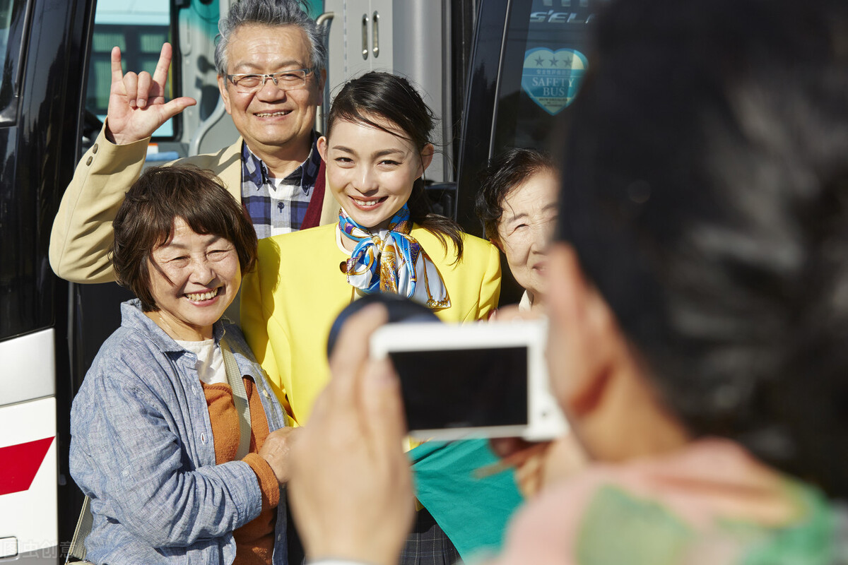 旅游大巴司机和导游的区别,旅游大巴和公交车司机哪个好