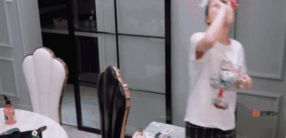 吴昕睡前10种保健品,吴昕一口气嗑10种保健品