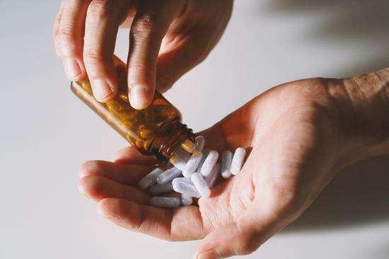 老年人睡觉口干是什么病吃啥药好,老年人口干是什么原因怎么解决