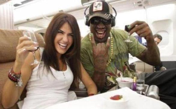 姚明和罗德曼,nba球星坐飞机吃饭