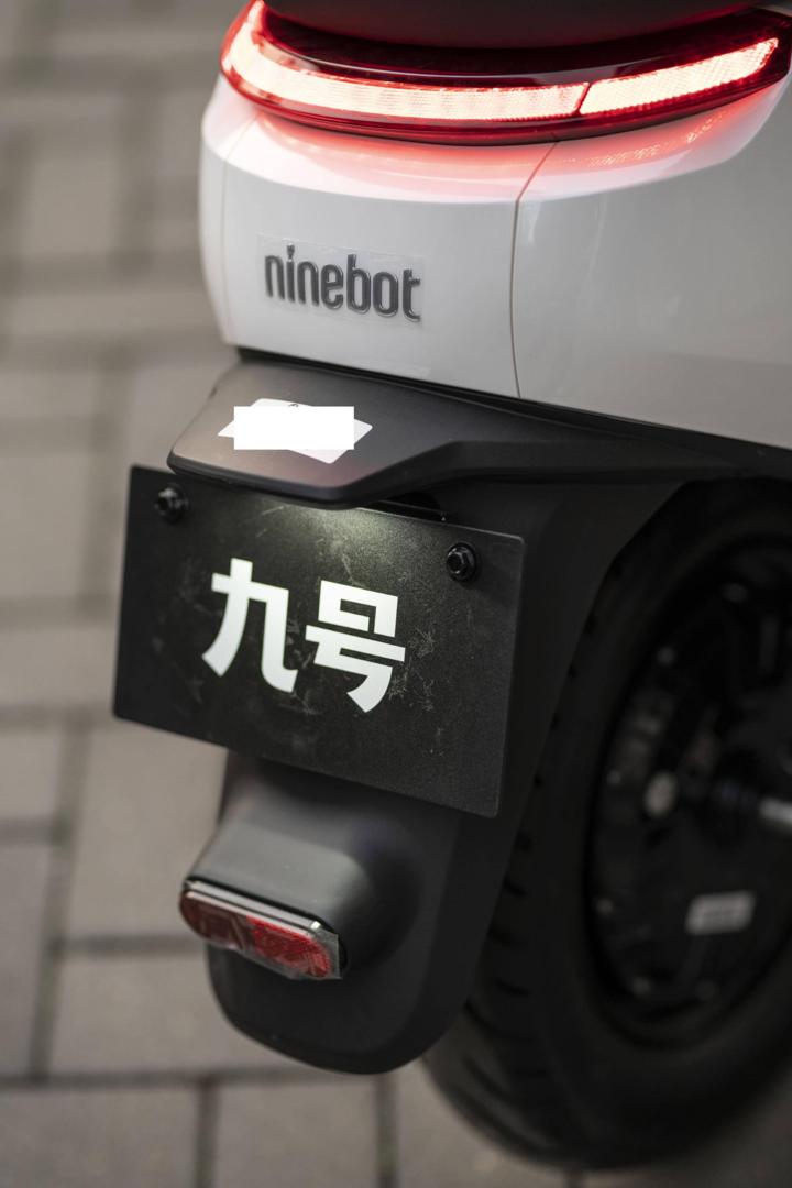 大灯炫酷有型,九号e100大灯效果