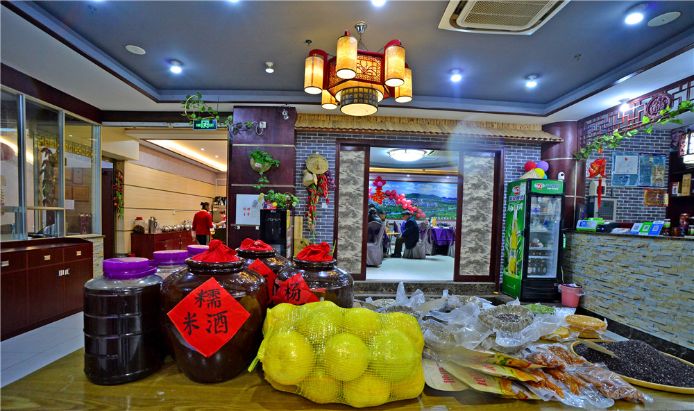 桂林藏在山洞里的油茶店,桂林开在半山腰的油茶店