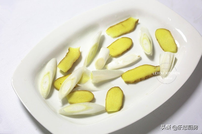 清蒸鱼口感肉嫩,清蒸鱼才好吃还容易烂