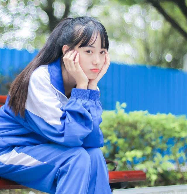 秋季校园人像拍照姿势,校园风拍照姿势大全