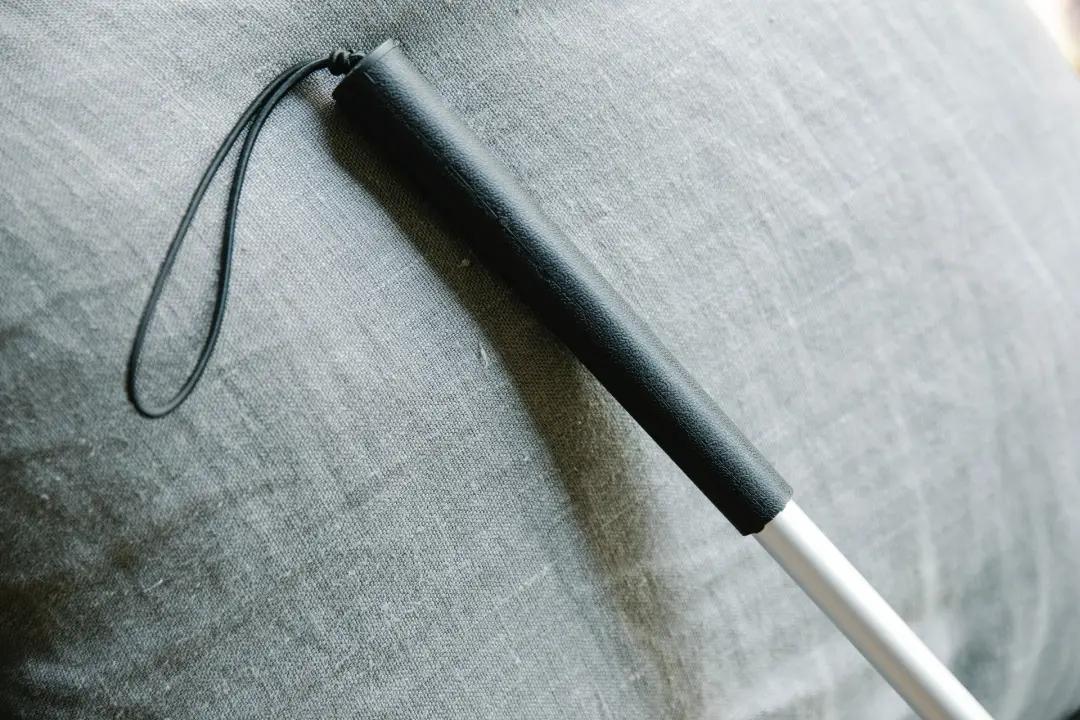 父亲抽烟接了个电话，11岁女儿痛断两根脚趾