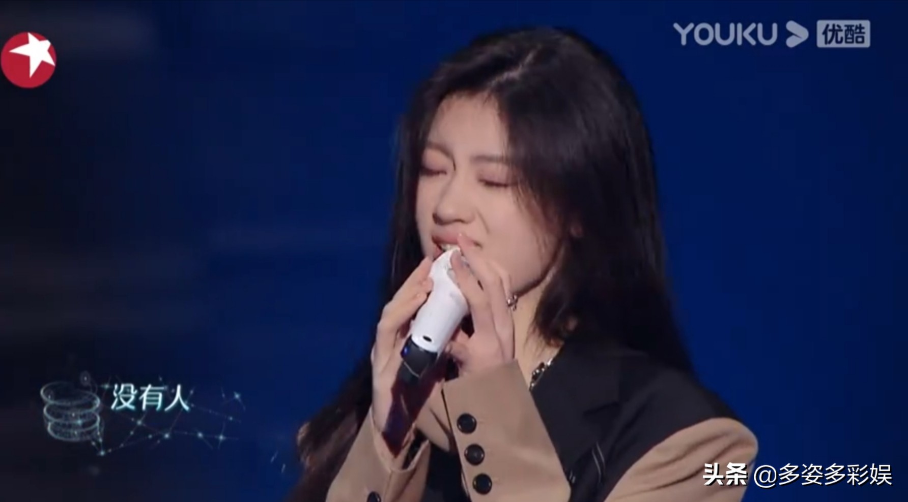 单依纯和周笔畅四个人合唱,周笔畅和单依纯唱歌现场版