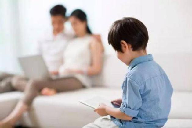 孩子从小到大爱咬手怎么办,小孩子从小爱咬手指头