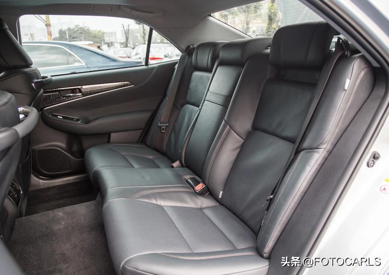 丰田皇冠2.5升四驱豪华版价格,丰田皇冠2024款最新款银色