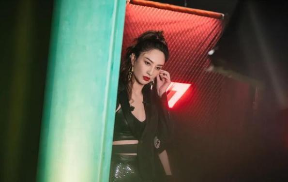 意外坠楼改变人生轨迹的郑希怡,郑希怡坠楼原因