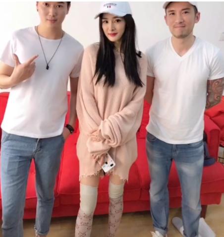 杨幂黑白袜穿搭,杨幂穿黑皮衣裙配网袜又潮又个性