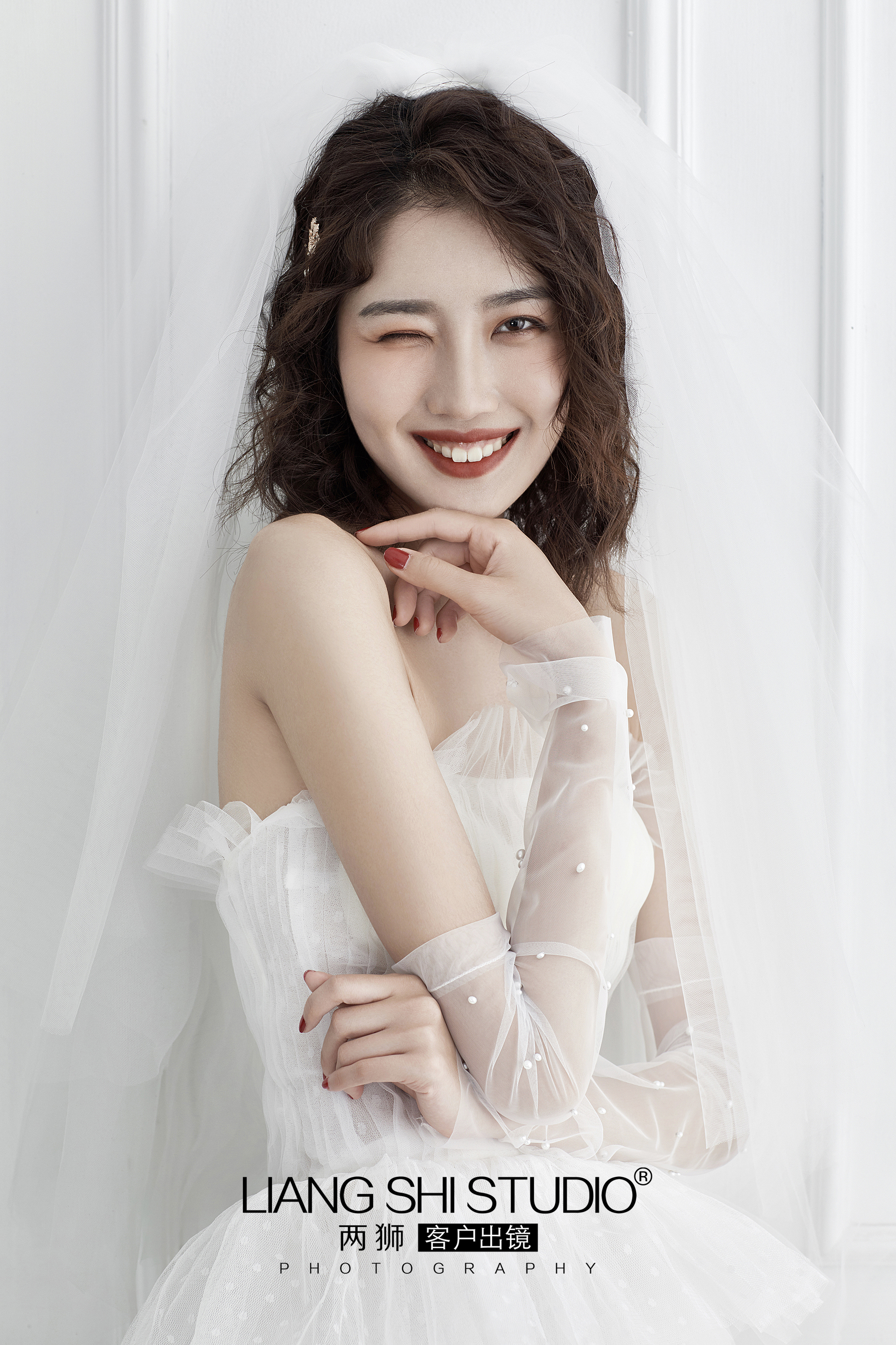 韩式极简内景婚纱照文案,鱼尾裙韩式内景婚纱照