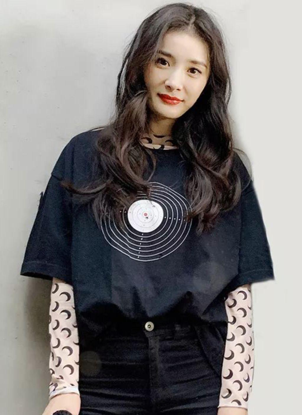 解锁T恤新穿法，杨幂、戚薇、杨紫早就这么搭配了，防晒又时尚