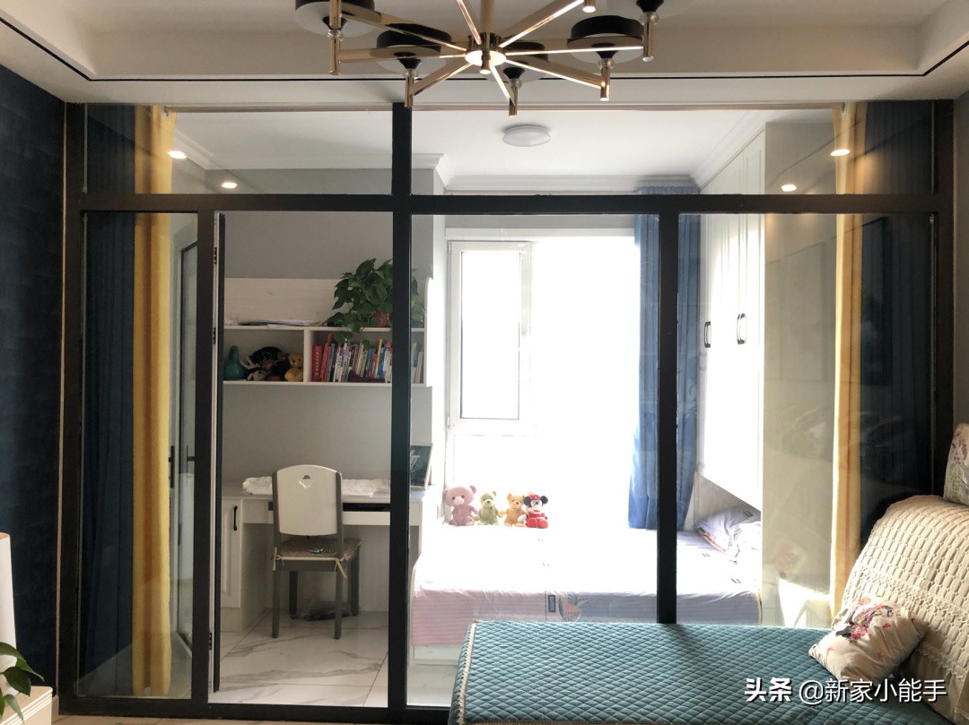 阳台一端打榻榻米,阳台隔一间房子做榻榻米